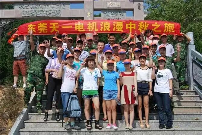 初入职场场景：早期工作环境或团队合影，展现青涩与活力