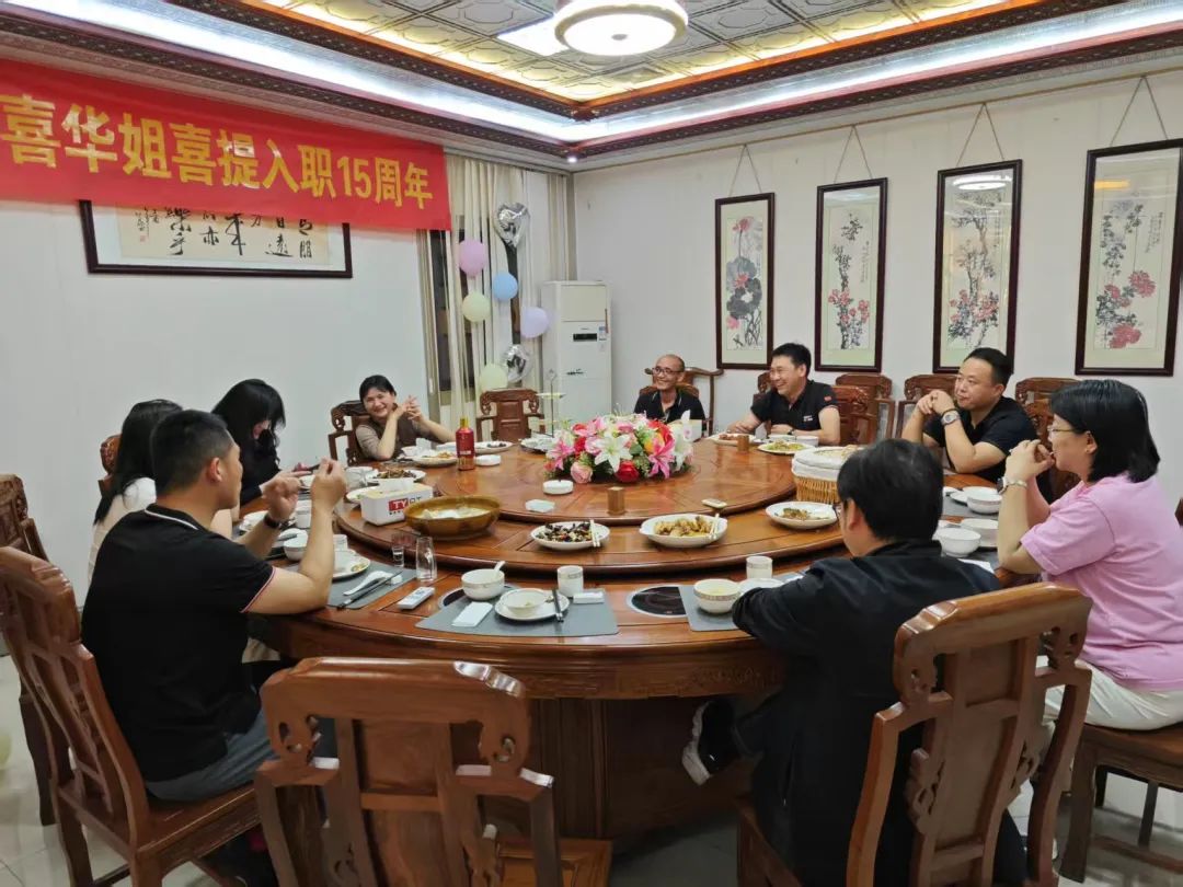 团队合影：与同事协作场景，展现团队凝聚力