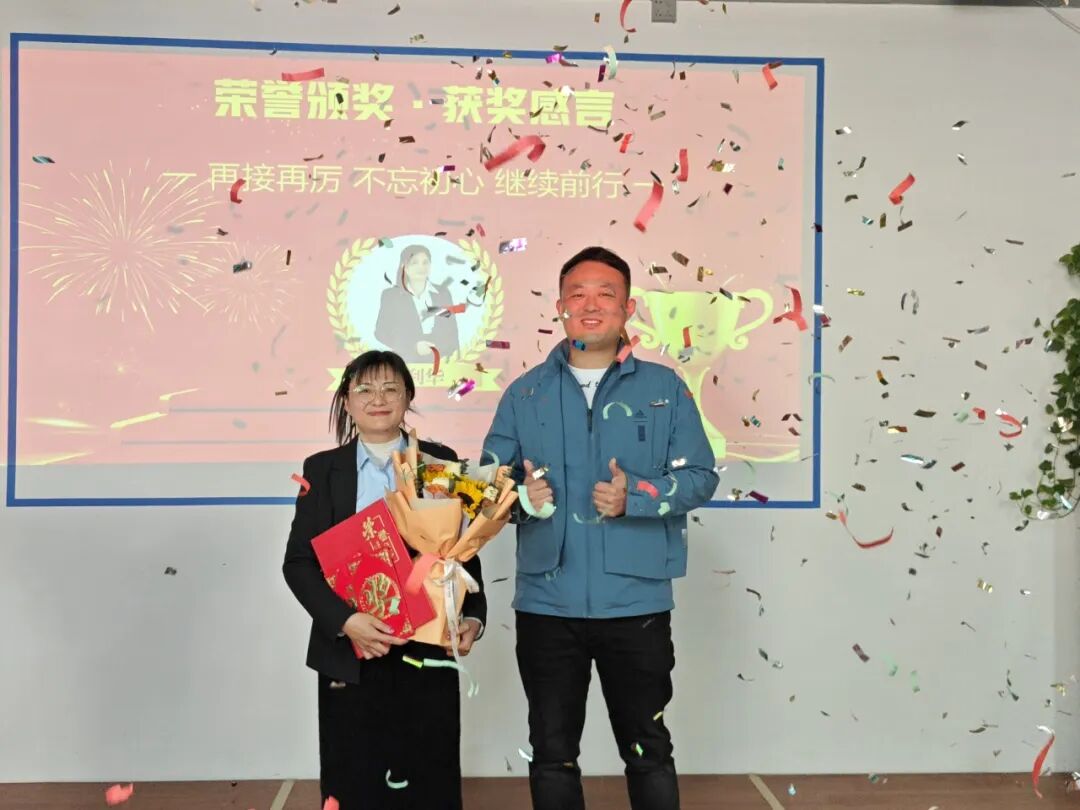 成长历程照片：工作场景或获奖瞬间，展现专业与担当